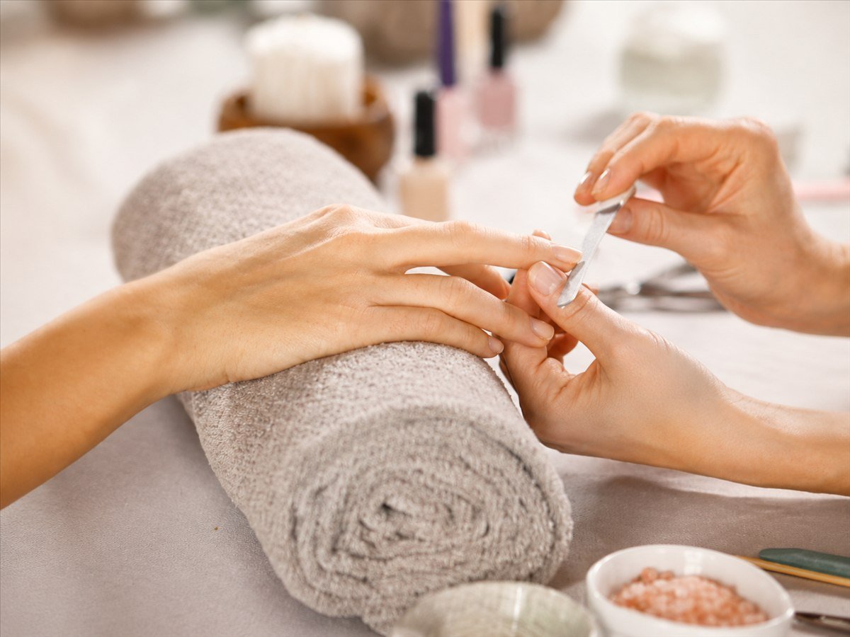 Manicure technique practice in the Nove Academy Manicure and Pedicure Course