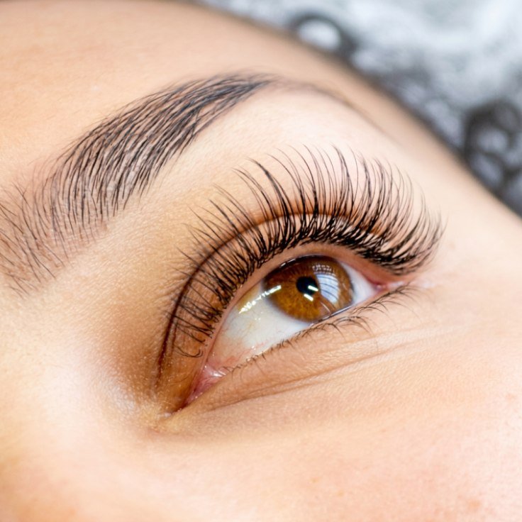 Classic lash extension application training at Nove Academy