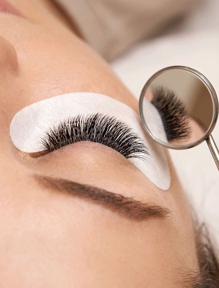 Close-up volume lash extension work representing Nove Academy lash training
